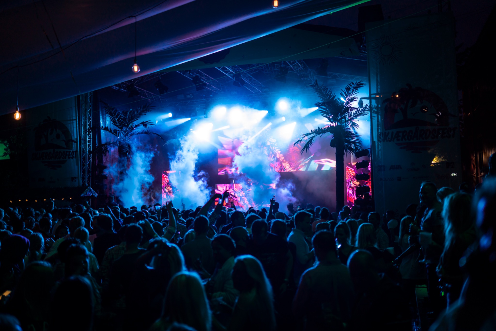 Konsert med publikum og scenelys