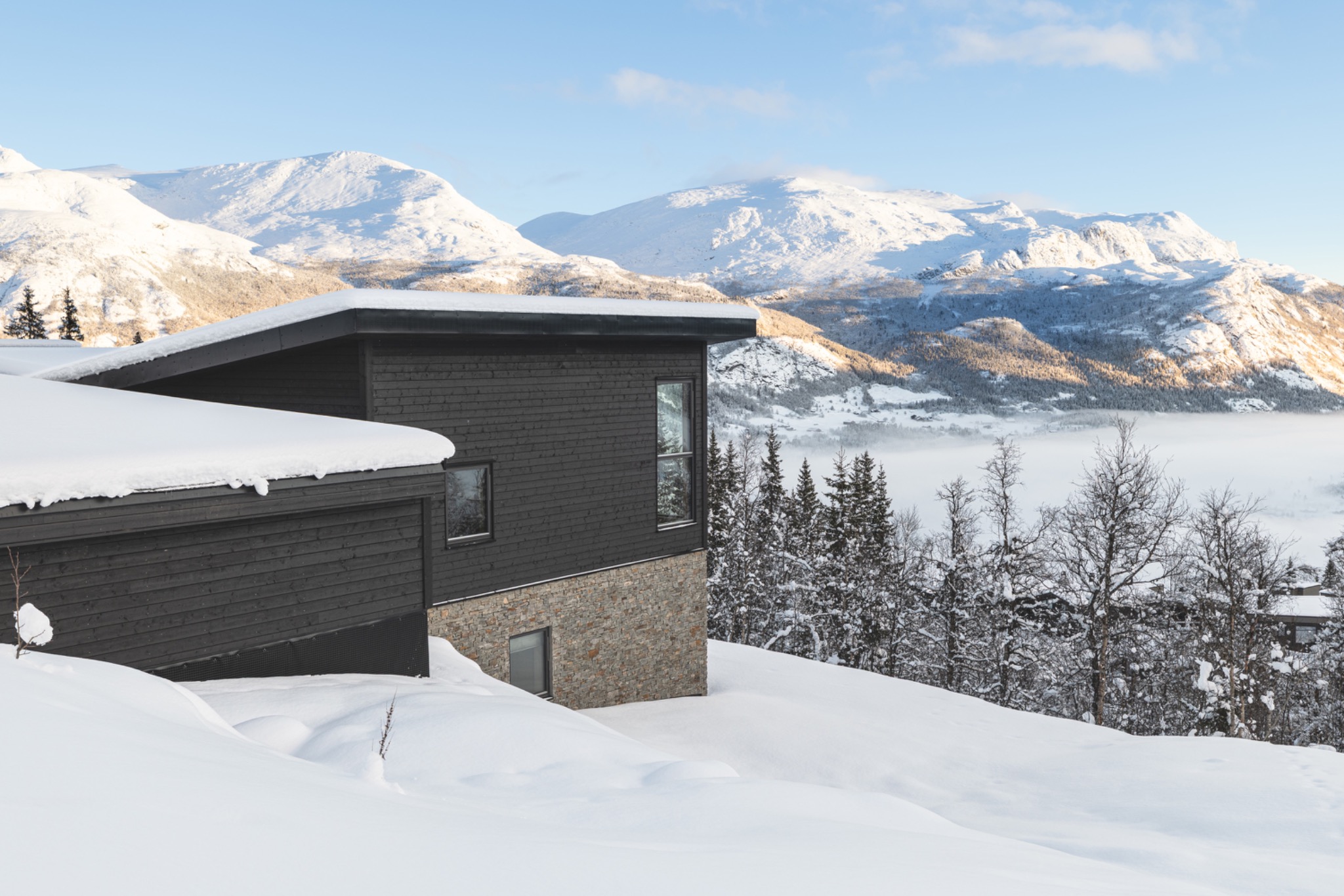 Fjellbolig i snødekt landskap i Hemsedal